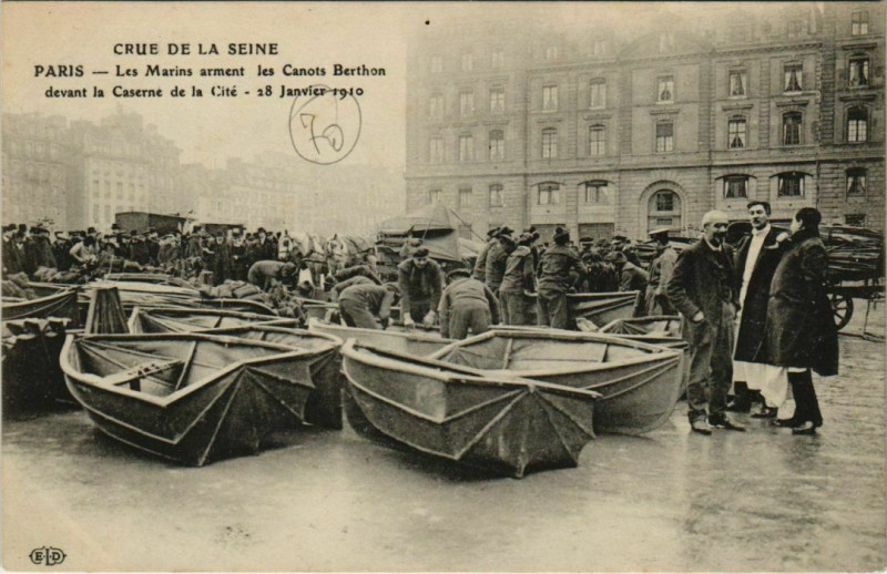 Carte postale ancienne Paris 4e - Les Marins arment les Canots Berthon à Paris 4e