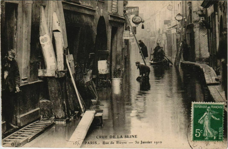 Carte postale ancienne Paris 5e - Rue de Bièvre à Paris 5e