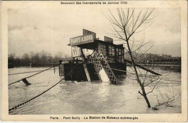 Carte postale ancienne Paris 4e - Pont Sully - La Station de Bateaux submergés à Paris 4e