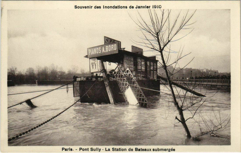 Carte postale ancienne Paris 4e - Pont Sully - La Station de Bateaux submergés à Paris 4e