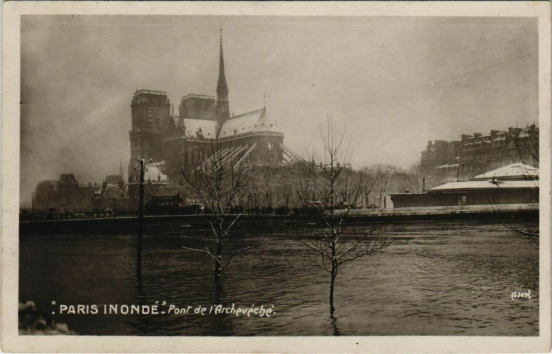 Carte postale ancienne Paris 4e - Pont de l'Archevêché à Paris 4e