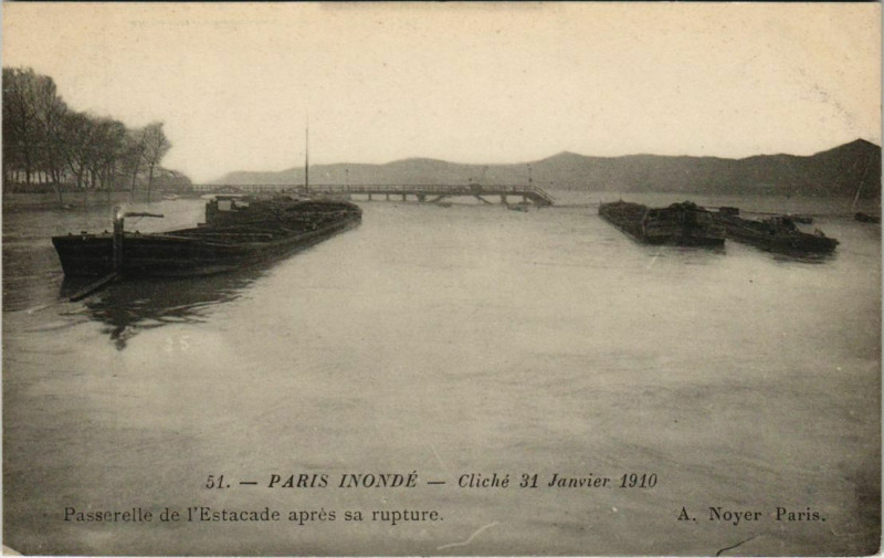 Carte postale ancienne Paris 4e - Passerelle de l'Estacade après sa rupture à Paris 4e
