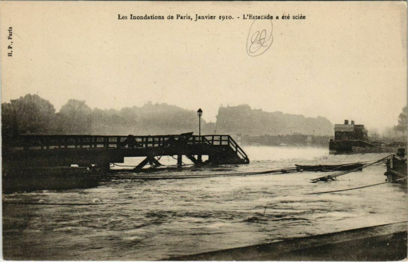 Carte postale ancienne Paris 4e - L'Estacade a été sciée à Paris 4e