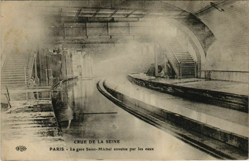 Carte postale ancienne Paris 5e - La gare Saint-Michel envahie par les eaux à Paris