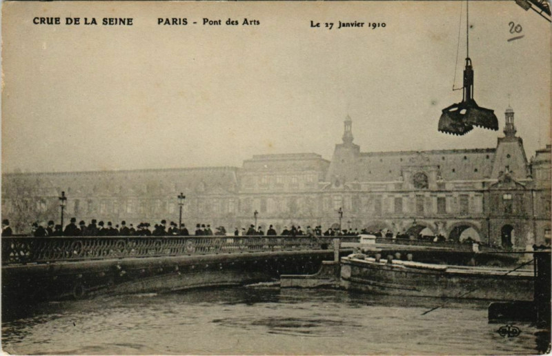 Carte postale ancienne Crue de la Seine - Pont du Carrousel à Paris 7e
