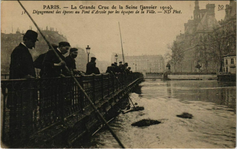 Carte postale ancienne Paris 4e - Dégagement des épaves au Pont d'Arcole à Paris 4e