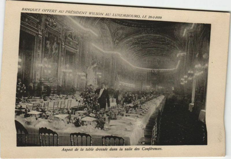 Carte postale ancienne Paris 6e - Aspect de la Table dressée à Paris 6e
