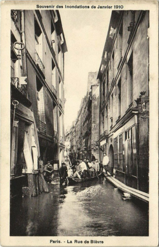 Carte postale ancienne Paris 5e - La rue de Biévre à Paris 5e