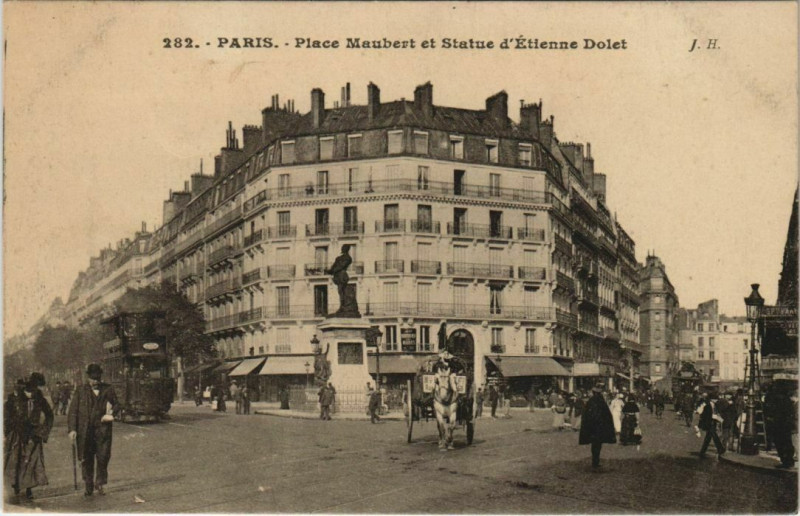 Carte postale ancienne Paris 5e - Place Maubert et Statue d'Etienne Dolet à Paris 5e