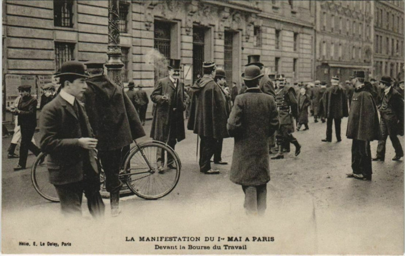 Carte postale ancienne Paris 1e - Devant la Bourse du Travail à Paris 1er