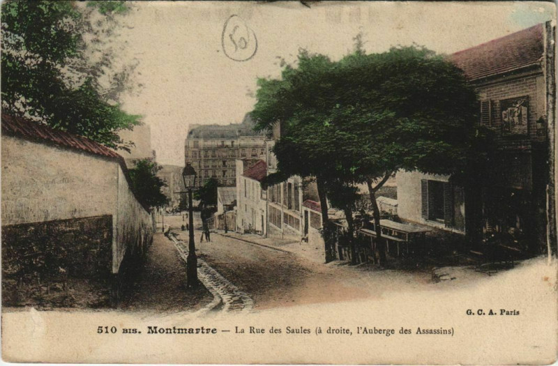 Carte postale ancienne Montmartre - La Rue des Saules (à droite, l'Auberge des Assassins) à Paris 18e