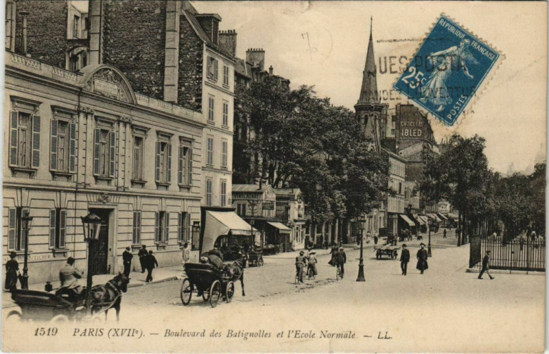 Carte postale ancienne Boulevard des Batignolles et l'Ecole Normale à Paris 8e