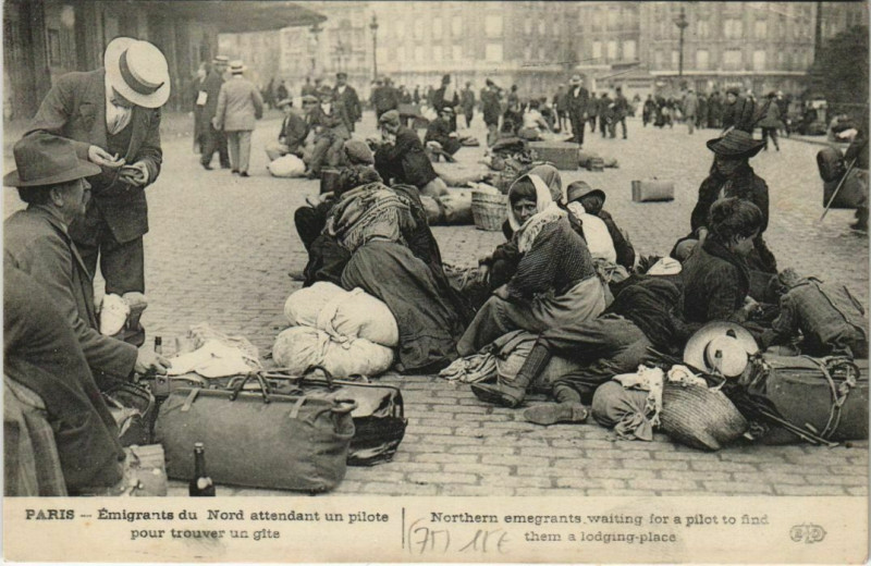 Carte postale ancienne Paris - Emigrants du Nord attendandant à Paris