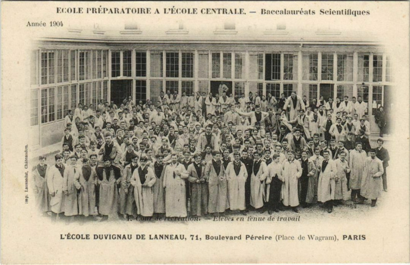 Carte postale ancienne L'Ecole Duvigneau de Lanneau - Boulevard Pereire - La Cour de Récréation - Elèves en tenue de travail à Paris 17e