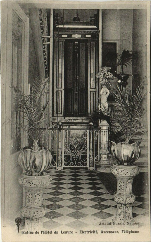 Carte postale ancienne Paris - Entrée de l'Hotel du Louvre à Paris