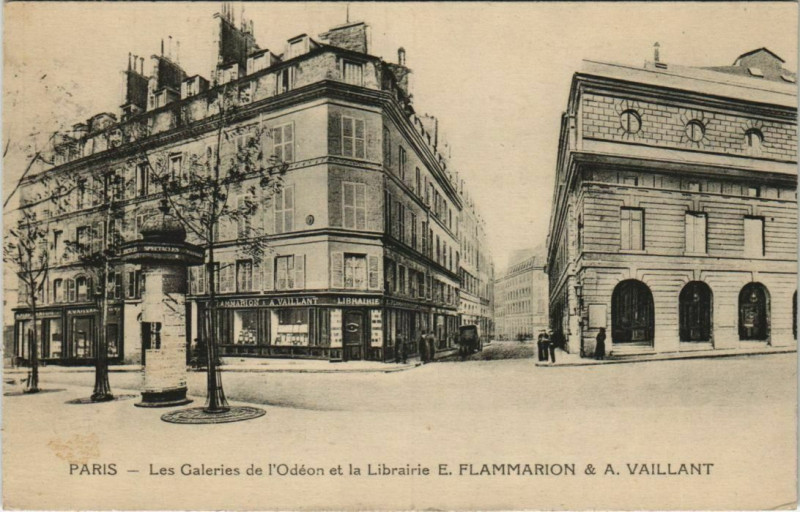 Carte postale ancienne Paris - Les Galeries de l'Odéon et le Librairie à Paris