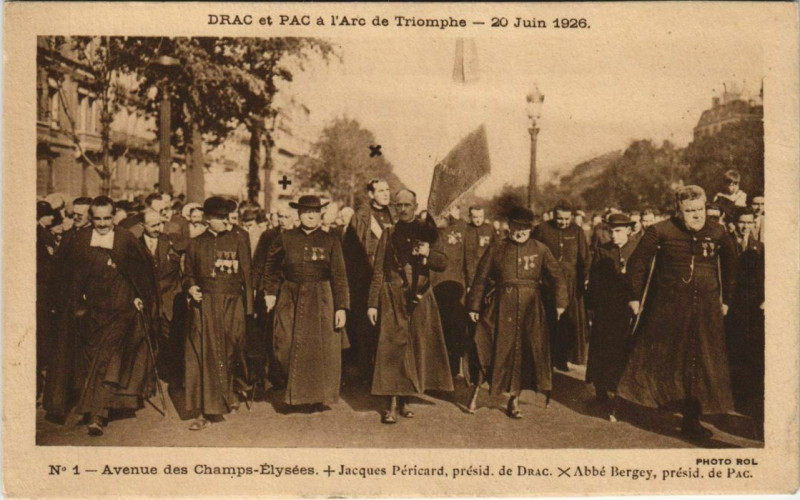 Carte postale ancienne Paris 8e - Avenue des Champs-Elysées à Paris 8e