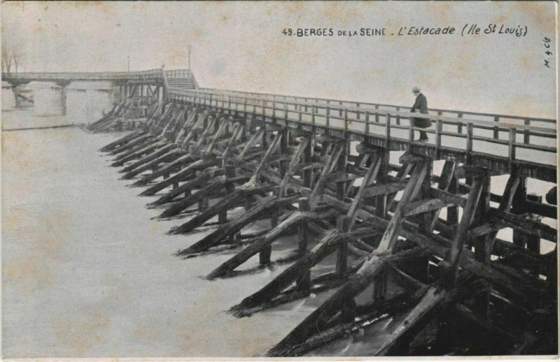 Carte postale ancienne Paris 4e - Berges de la Seine - L'Estacade à Paris 4e