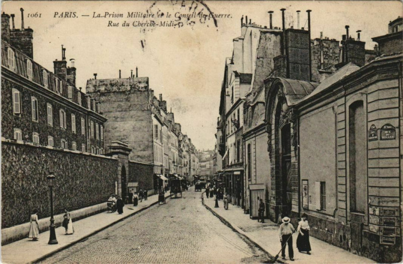 Carte postale ancienne Paris - La Prison Militaire et le Conseil de Guerre  à Paris