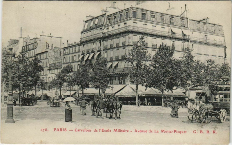 Carte postale ancienne Paris - Carrefour de l'Ecole Militaire à Paris
