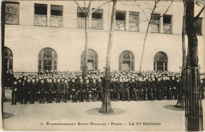 Carte postale ancienne Etablissement Saint-Nicolas - La première Division à Paris 6e
