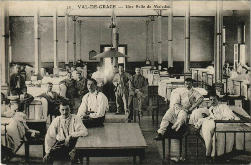 Carte postale ancienne Paris - Val-De-Grace Une Salle de Malades à Paris