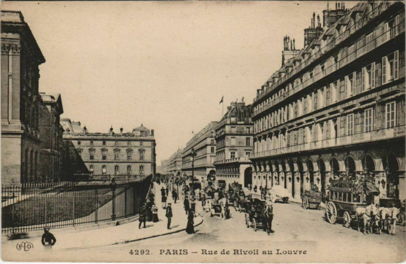 Carte postale ancienne Paris - Rue de Rivoli au Louvre à Paris