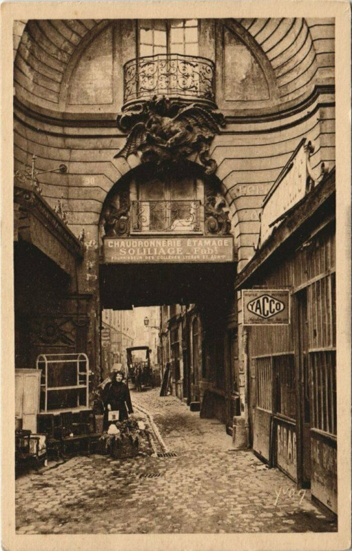 Carte postale ancienne Paris - La Cour du Dragon à Paris