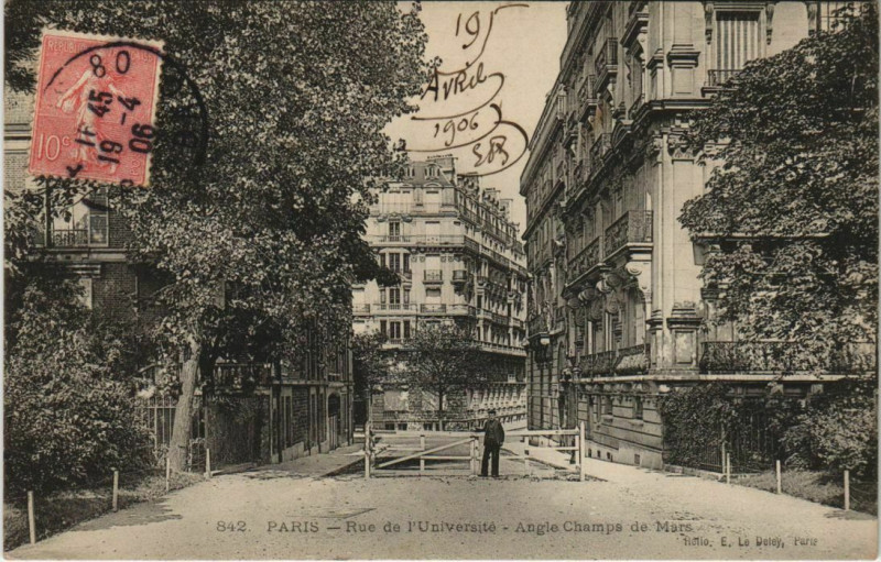 Carte postale ancienne Paris - Rue de l'Université à Paris