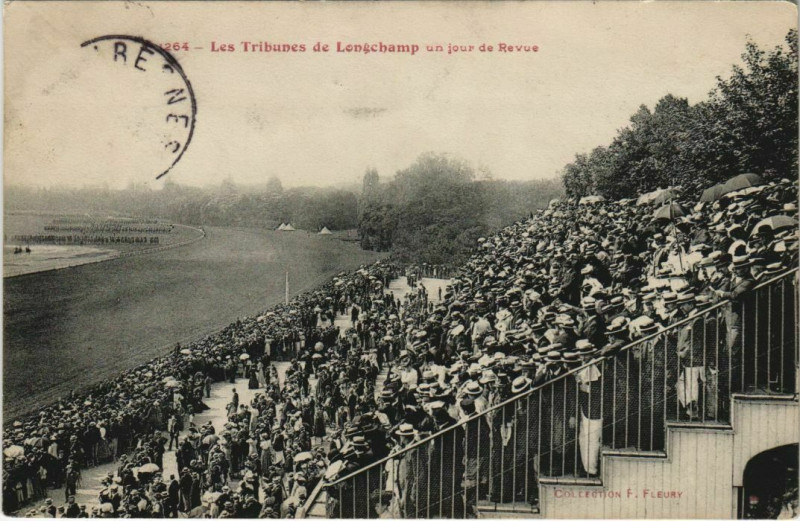 Carte postale ancienne Paris - Les Tribunes de Longchamp un jour de Revue à Paris