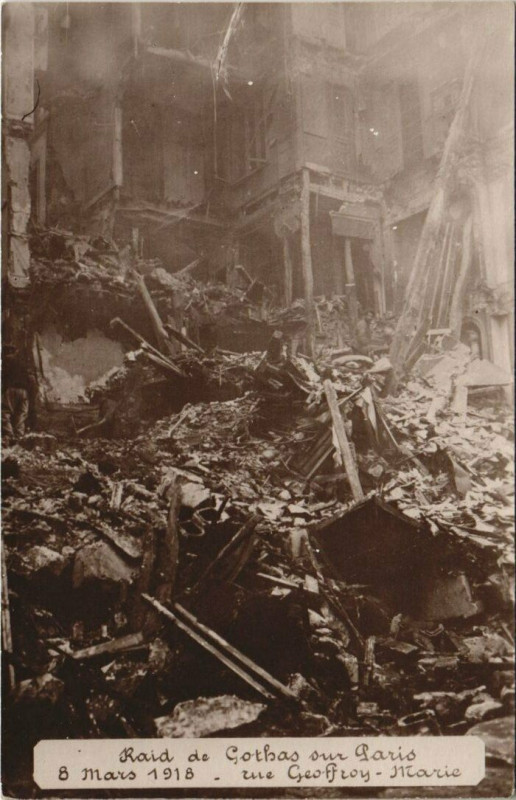 Carte postale ancienne Paris 9e - Raid de Gothas à Paris 9e