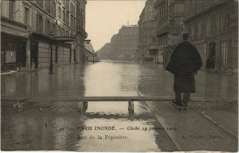 Carte postale ancienne Paris 8e - Rue de la Pépíniére à Paris 8e