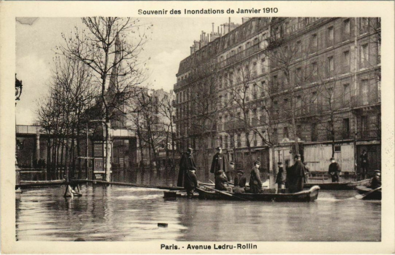 Carte postale ancienne Souvenir des Inondations de Janvier 1910 - Avenue Ledru-Rollin à Paris 12e