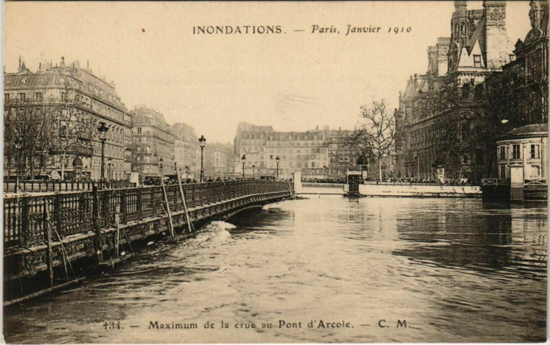 Carte postale ancienne Paris 4e - Maximum de la crue au Pont d'Arcole  à Paris 4e