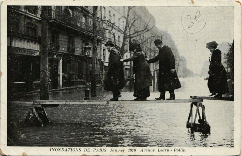 Carte postale ancienne Paris 11e - Avenue Ledru-Rollin  à Paris 11e