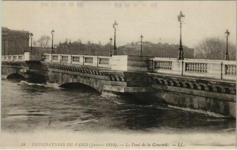 Carte postale ancienne Paris Inondations de Paris 1910 Pont de la Concorde à Paris 7e