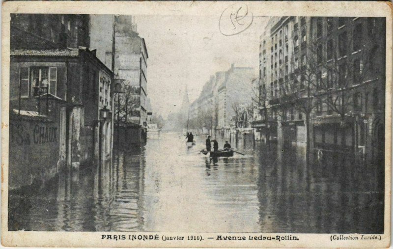 Carte postale ancienne Paris Inondé (Janvier 1910) - Avenue Ledru-Rollin à Paris 12e