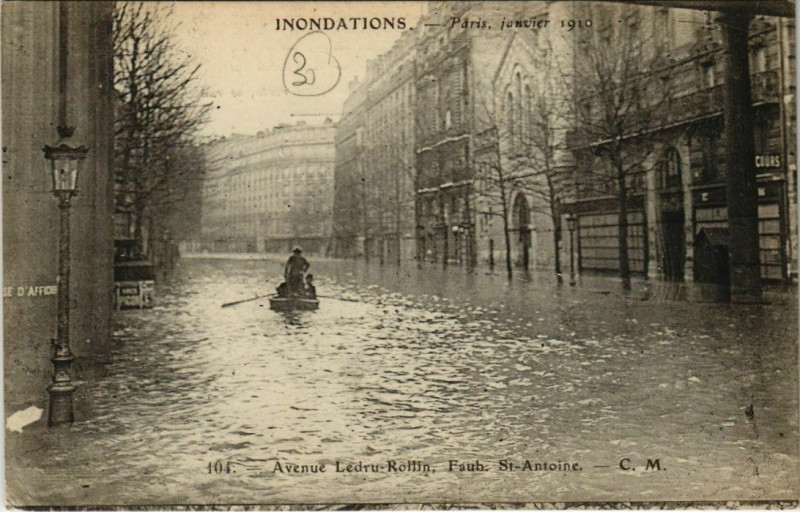 Carte postale ancienne Inondations - janvier 1910 - Avenue Ledru-Rollin, Faubourg Saint-Antoine à Paris 12e