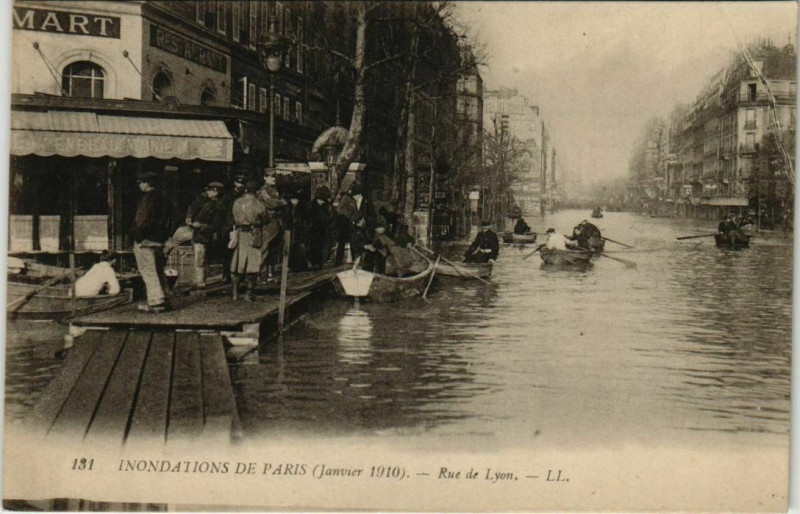 Carte postale ancienne Inondations de Paris (Janvier 1910) - Rue de Lyon à Paris 12e