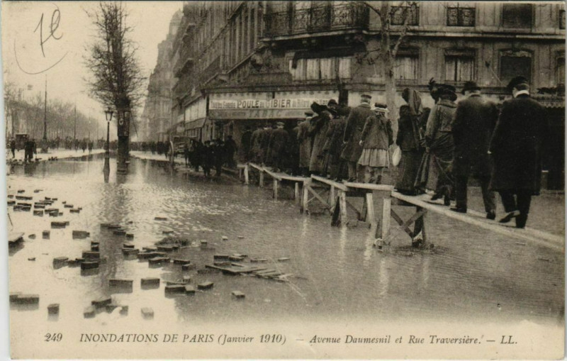 Carte postale ancienne Paris 12e - Avenue Daumesnil et Rue Traversière - Ll.249  à Paris 12e