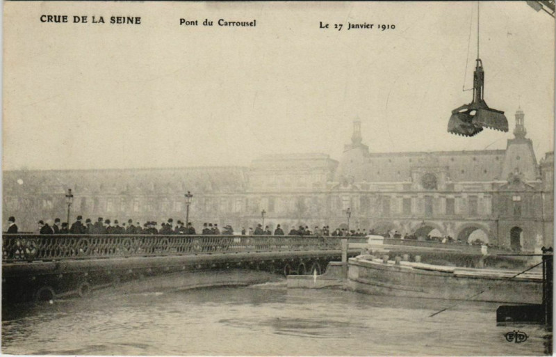 Carte postale ancienne Crue de la Seine - Pont du Carrousel à Paris 7e
