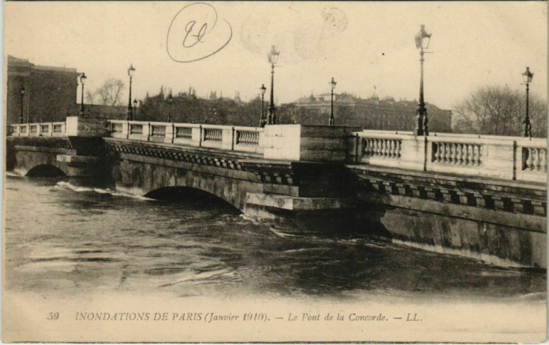 Carte postale ancienne Paris Inondations de Paris 1910 Pont de la Concorde à Paris 7e