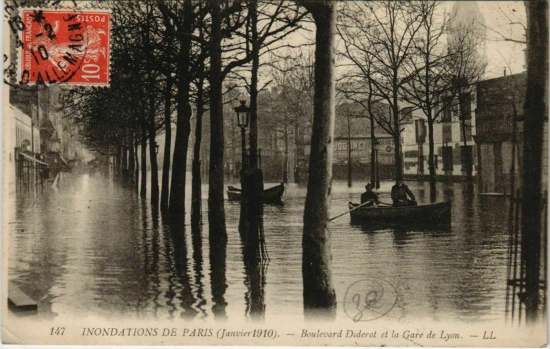Carte postale ancienne Paris 12e - Boulevard Diderot et la Gare de Lyon - Ll.147  à Paris 12e
