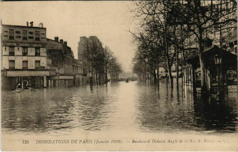 Carte postale ancienne Paris 12e - Boulevard Diderot - Ll.135  à Paris 12e