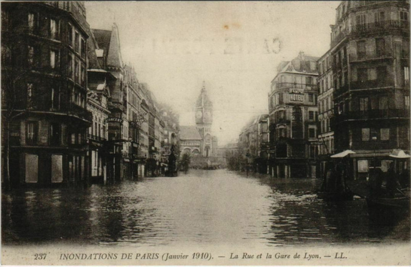 Carte postale ancienne Inondations de Paris (Janvier 1910) - La Rue et la Gare de Lyon à Paris 12e