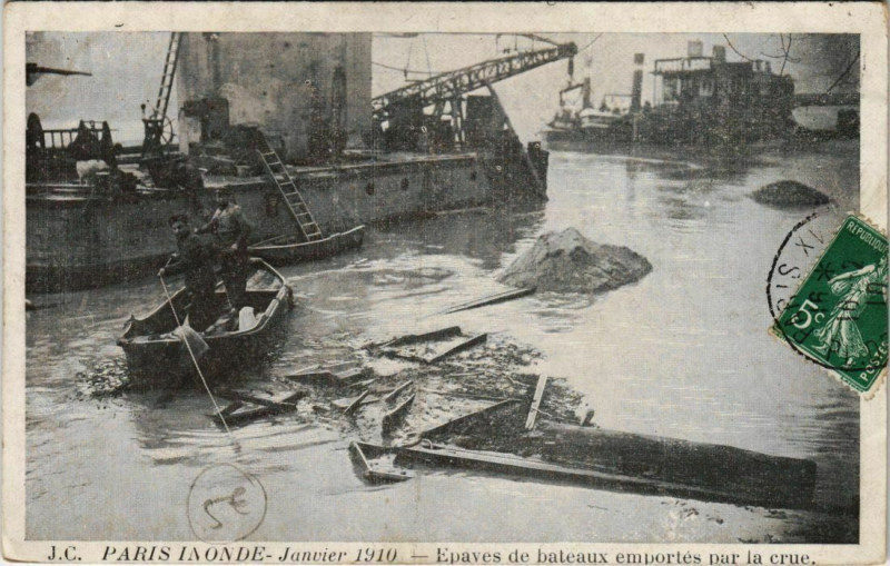Carte postale ancienne Paris - Epaves de bateaux emportés par la crue  à Paris