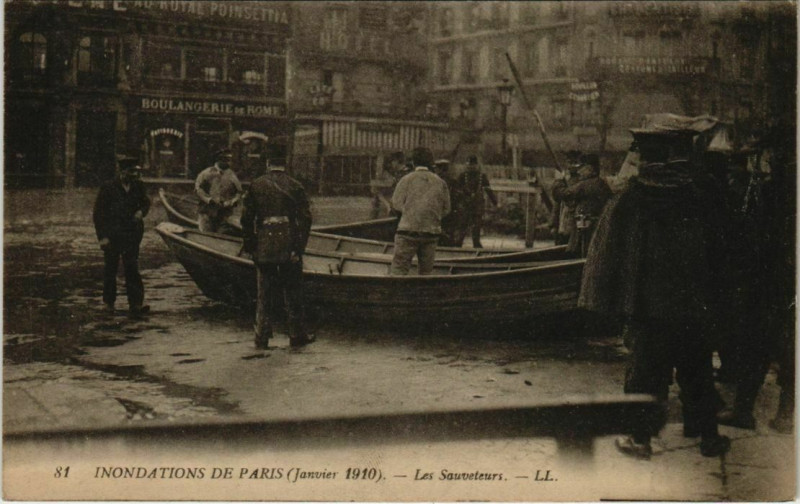 Carte postale ancienne Paris - Les Sauveteurs - Ll. - Inondations janvier 1910  à Paris