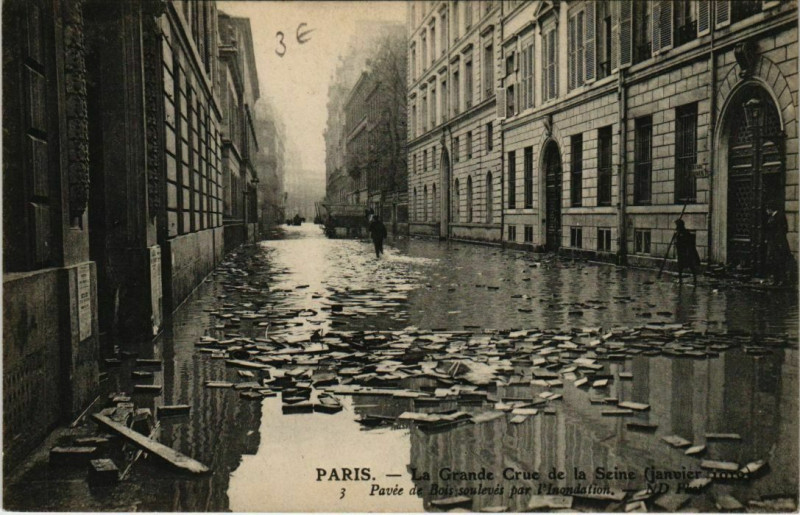 Carte postale ancienne Paris - Pavée de Bois soulevés par l'Inondation  à Paris