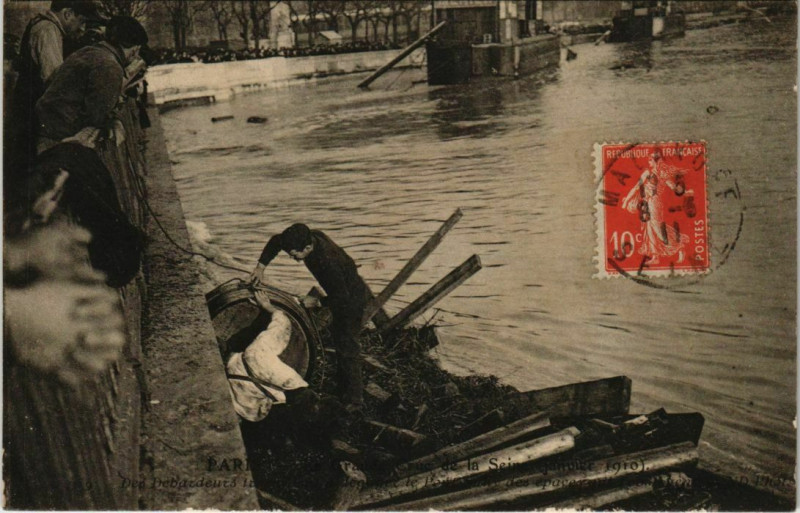 Carte postale ancienne Paris - Des Débardeurs...  à Paris