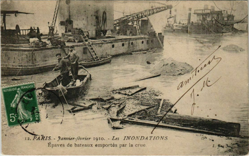Carte postale ancienne Paris - Epaves de bateaux emportés par la crue  à Paris